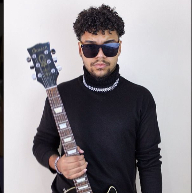 Octavio Martins voz e violão